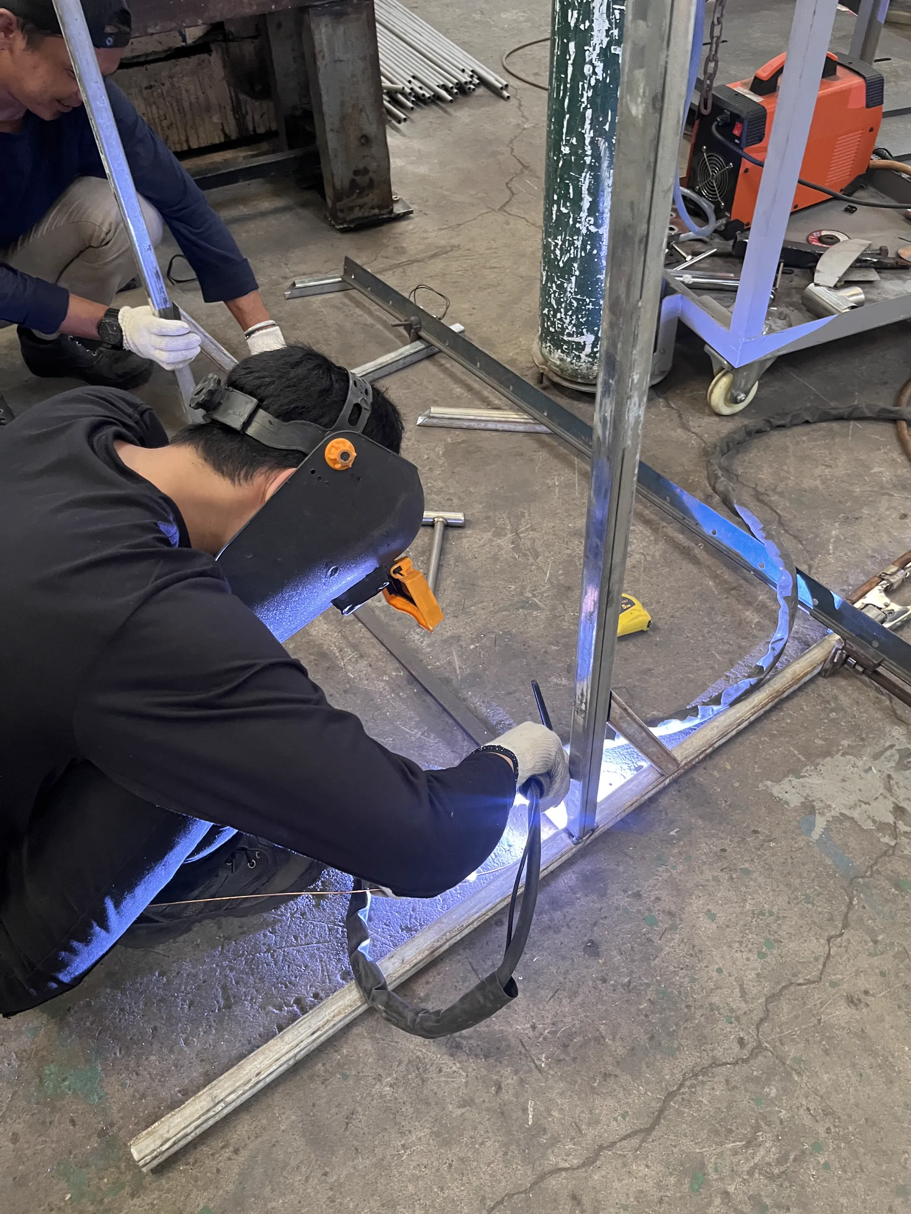 Proses fabrikasi di workshop